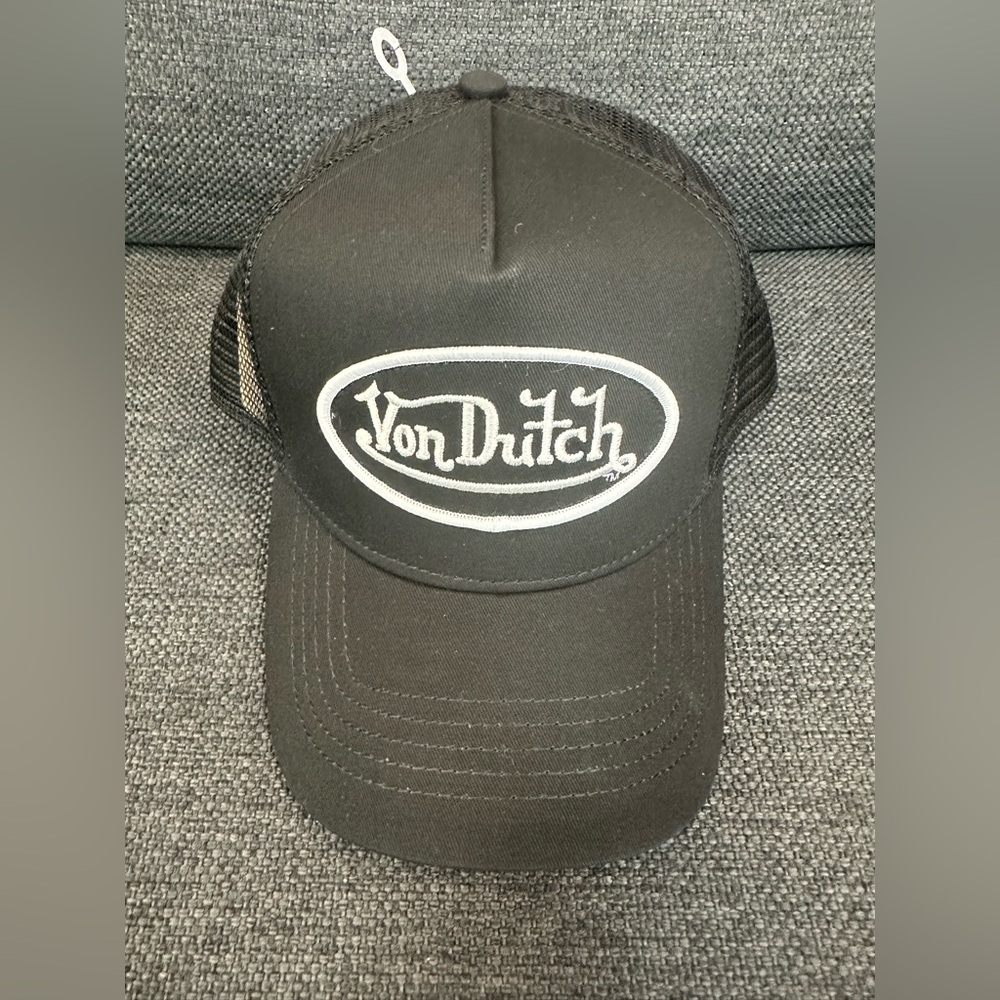 NWT Von Dutch Black and White Classic Trucker Hat
Adjustable snapback closure